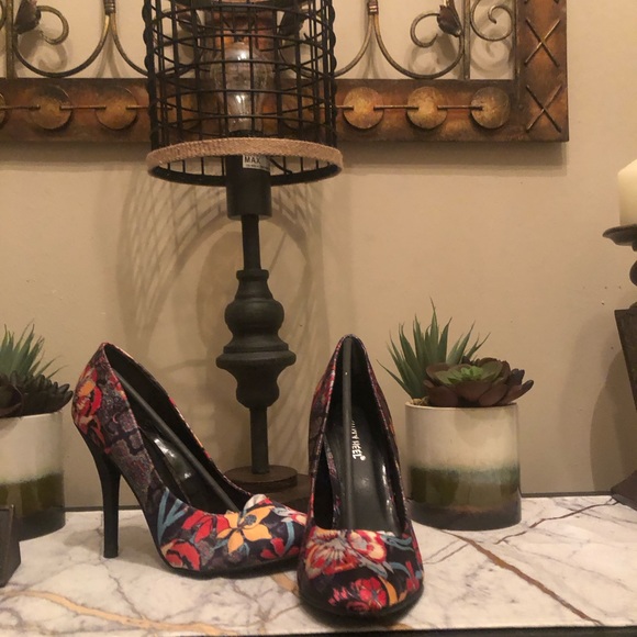 Black multi colored pumps; worn twice; perfect condition; very nice - Picture 8 of 8